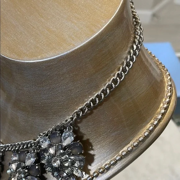 Elegant Silver Floral Necklace - Picture 7 of 9